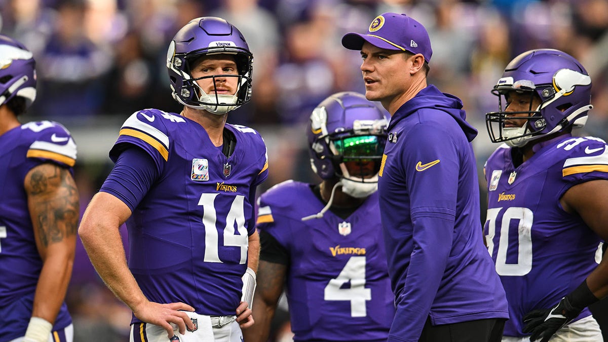 Sam Darnold y el entrenador Kevin O'Connell 