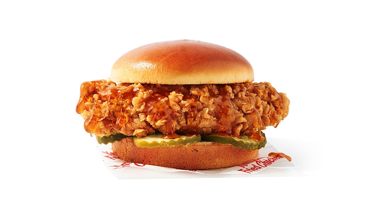 Se muestra el sándwich de pollo con miel caliente de Mike de KFC.