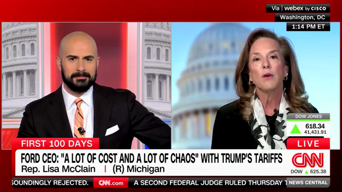 Lisa McClain talks to the host of CNN Boris Sánchez