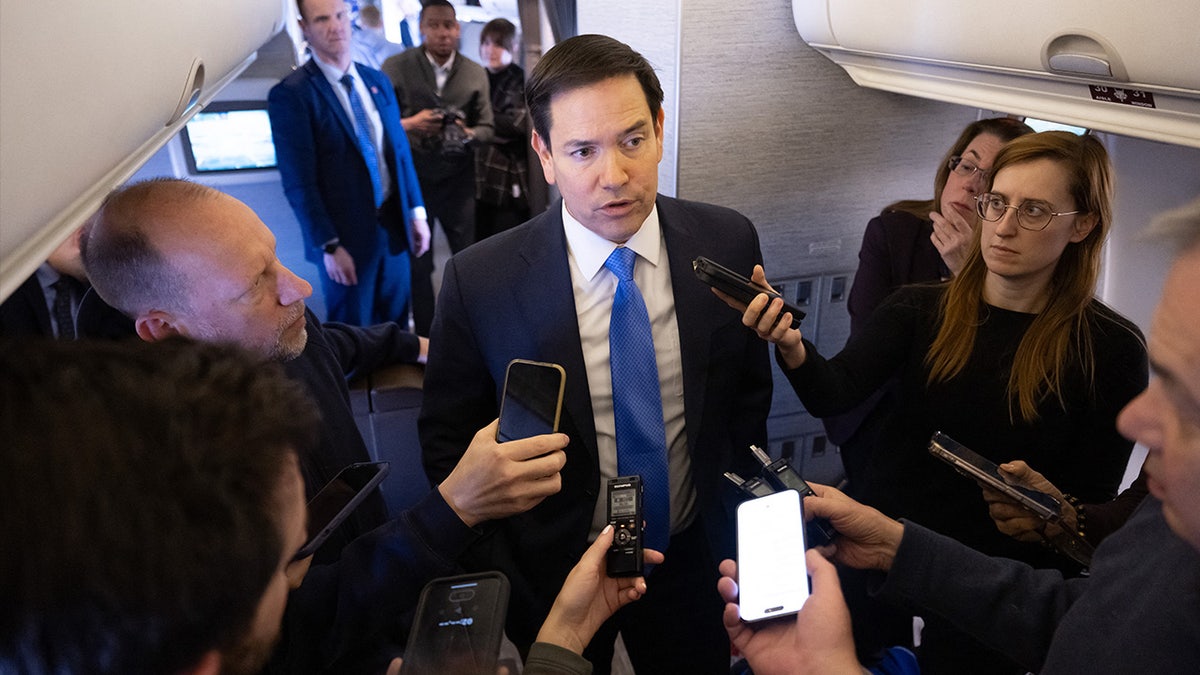 Rubio talks to journalists by plane about the meeting with the Ukrainian delegation