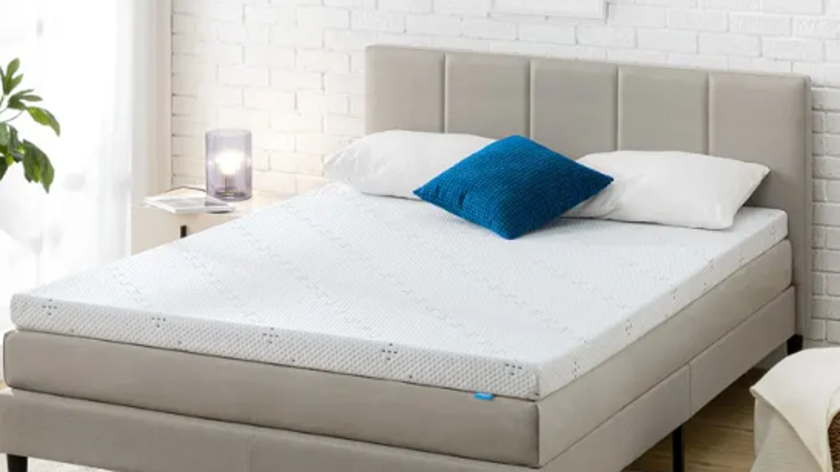 Sleep 3 -inch Gel Memory Foam Prayper Topper ، وهو متاح في شركة المراتب ، هو الخيار المثالي لأولئك الذين ينامون دافئًا. 