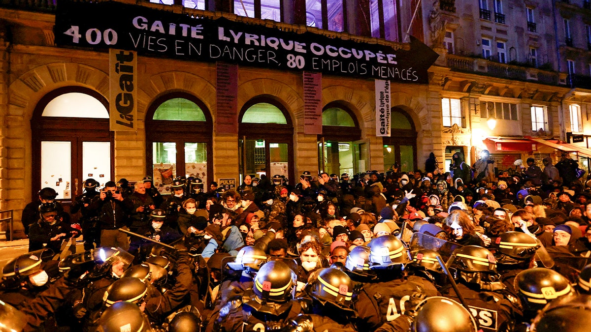 La policía, el exterior del teatro de París, donde los inmigrantes están en cuclillas