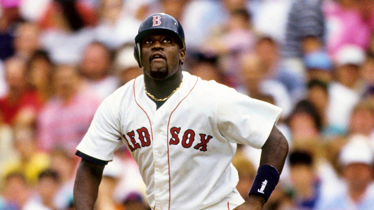 Mo Vaughn está mirando hacia arriba