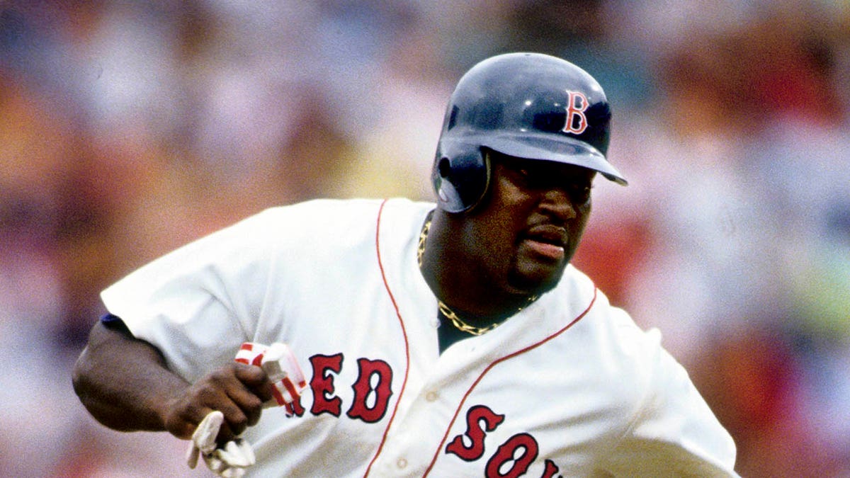 Mo Vaughn dirige bases