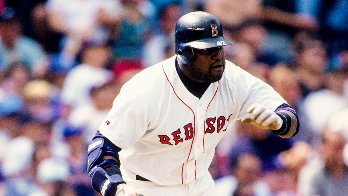 Mo Vaughn runs