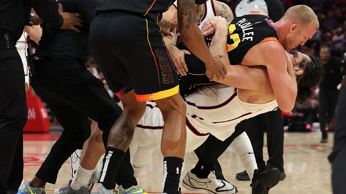 Mason Plumlee and Steven Adams brawl