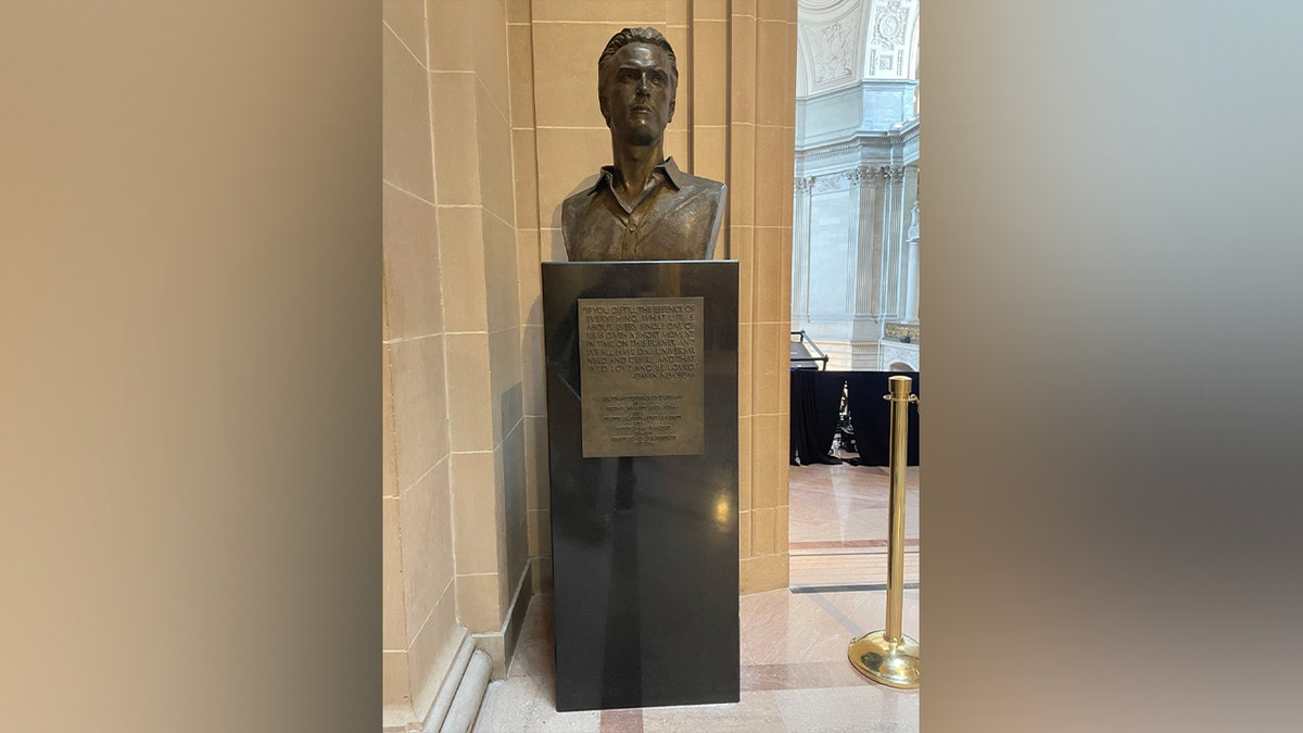 Busto de Gavin Newsom con base y cita