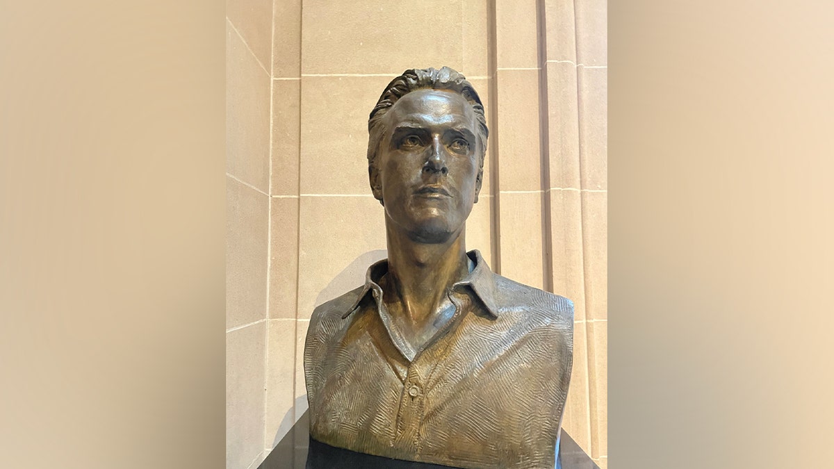 Busto de bronce de Gavin Newsom