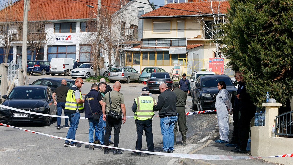 Servidores de emergencia fuera del club nocturno durante el día