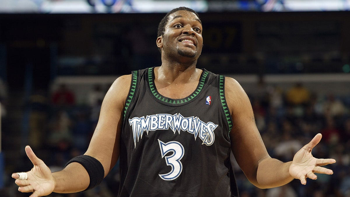 Oliver Miller dengan T-Wolves