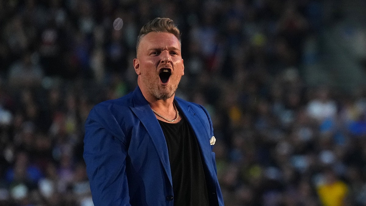 Pat McAfee grita en el anillo