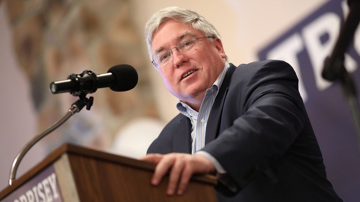 Patrick Morrisey berbicara di podium