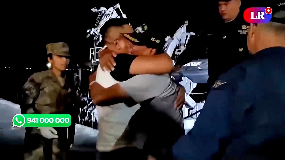 Abrazo hermano en la cárcel peruana