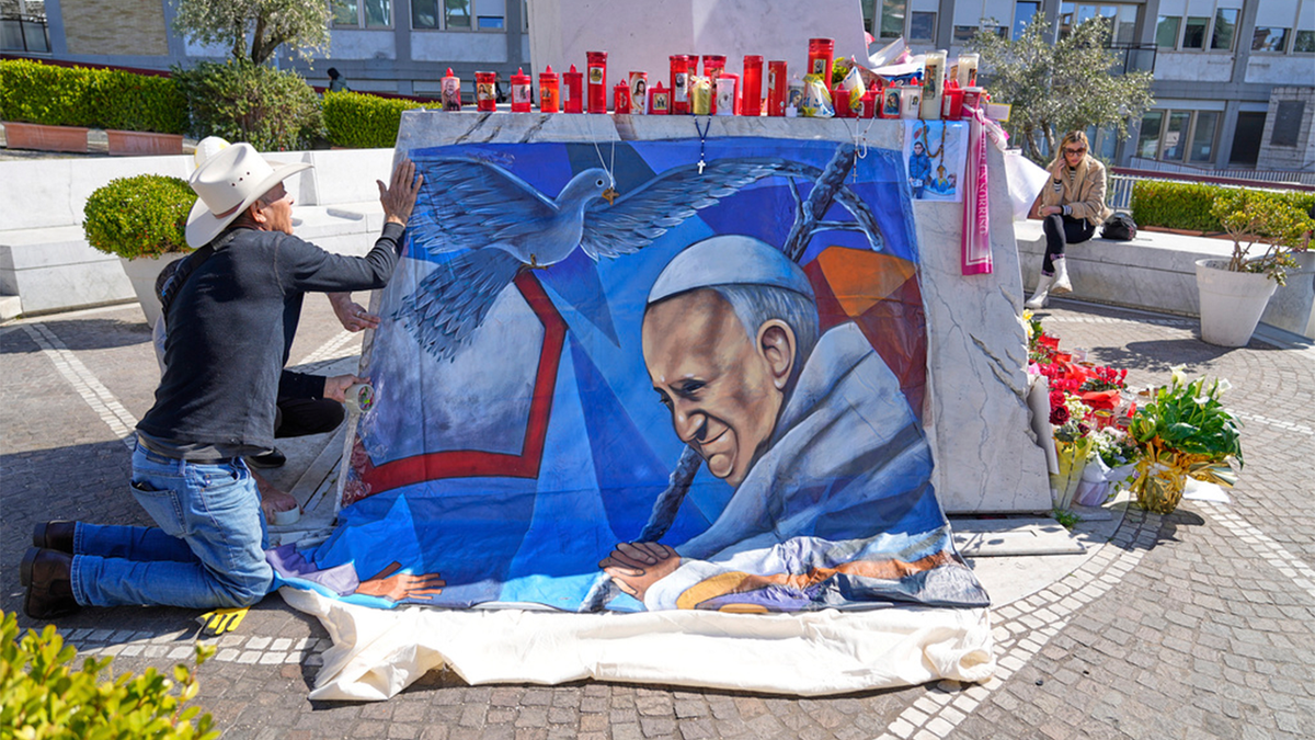 Un mural del Papa Francisco