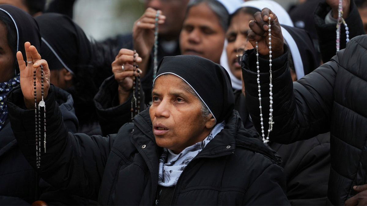 Monjas rezan por el papa