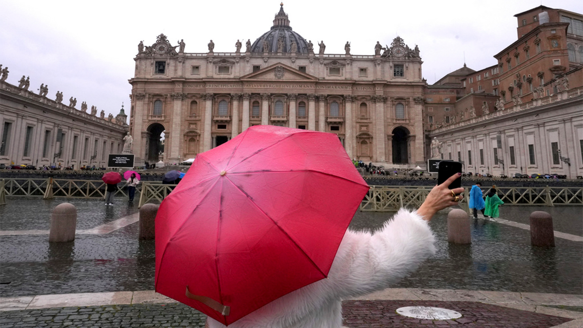 A mulher tirou fotos fora do Vaticano