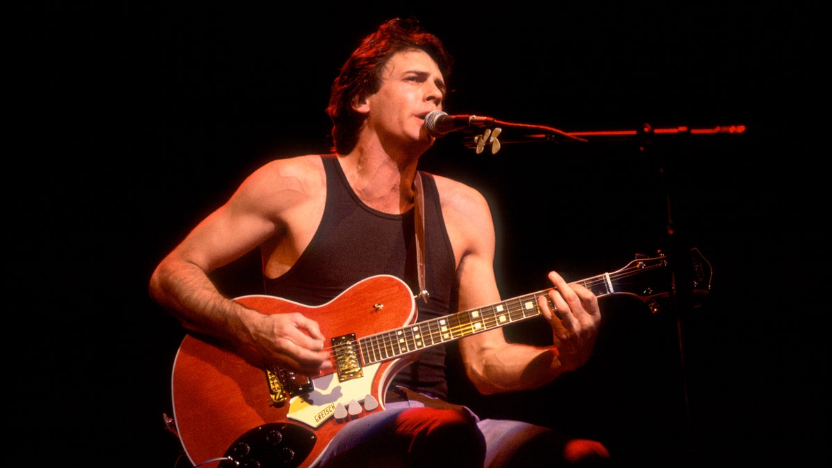 Rick Springfield toca la guitarra