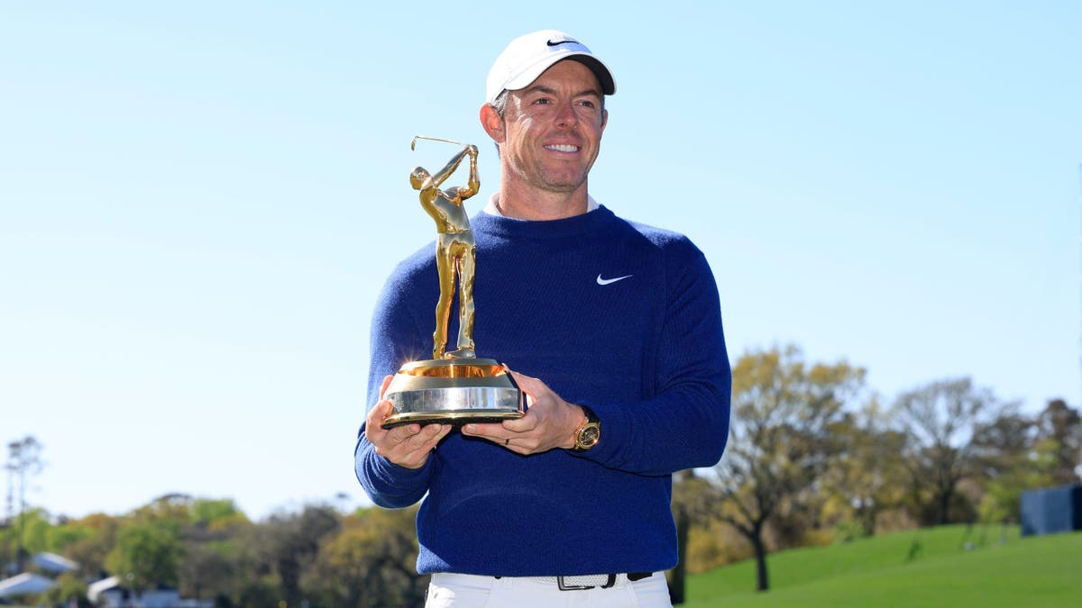 Rory McIlroy dengan trofi