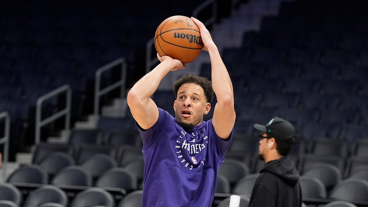 Seth Curry shoots