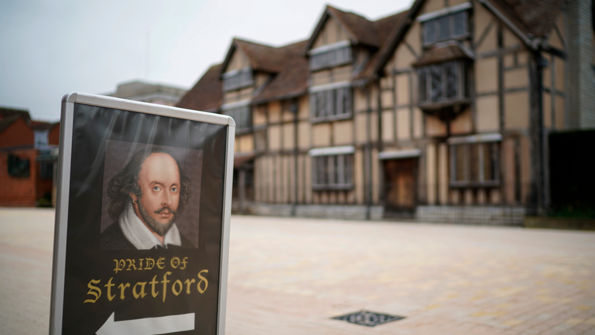 A sign pointing the way near a Shakespeare museum