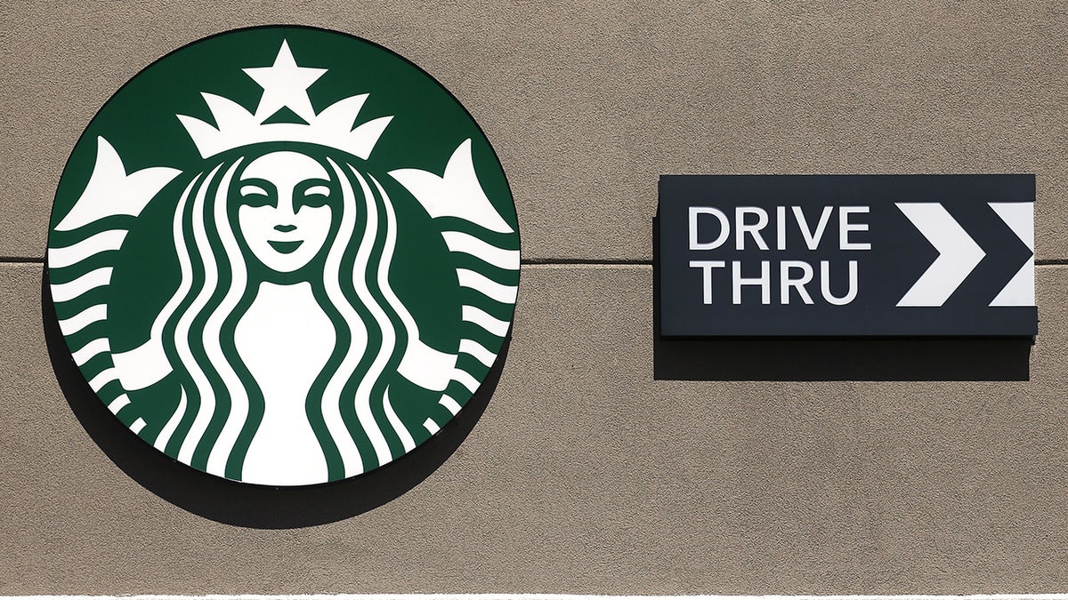 Una unidad de Starbucks a través del logotipo