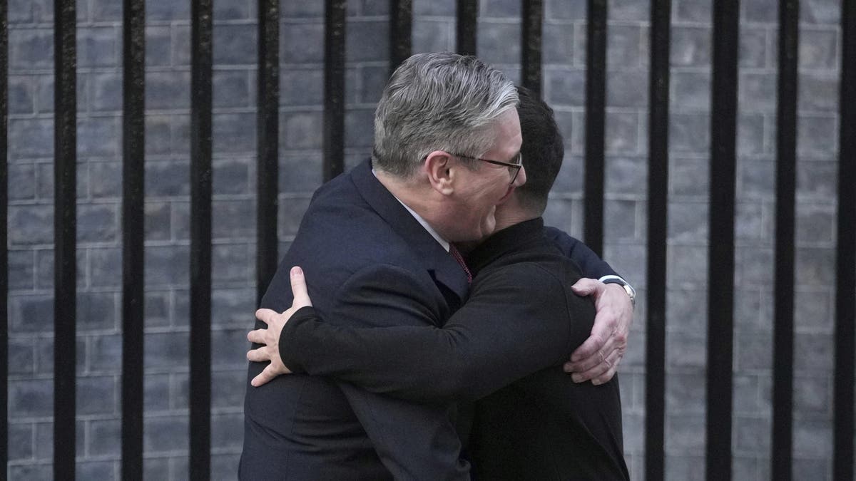 Starer hugs Zelenskyy