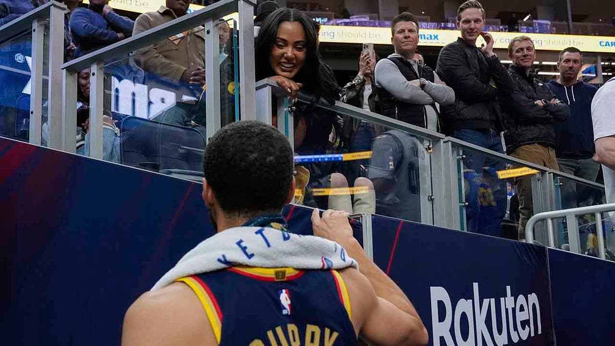 Steph Curry talks with his broad Ayesha Curry