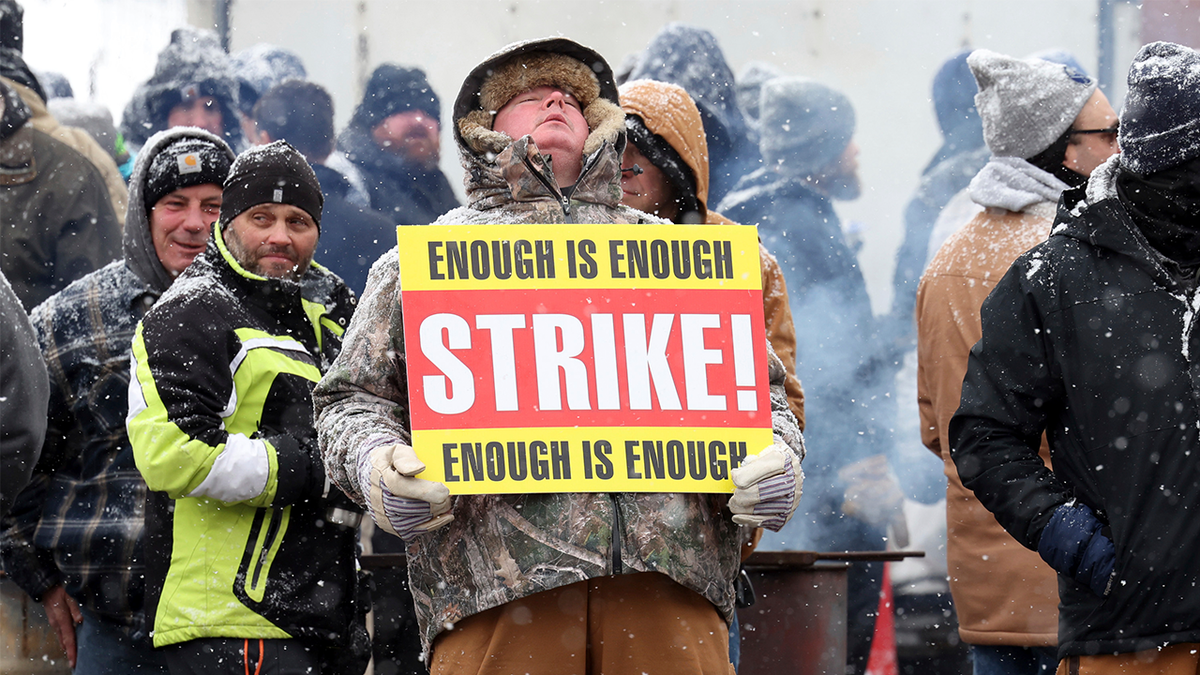 Striking prison guards in the snow