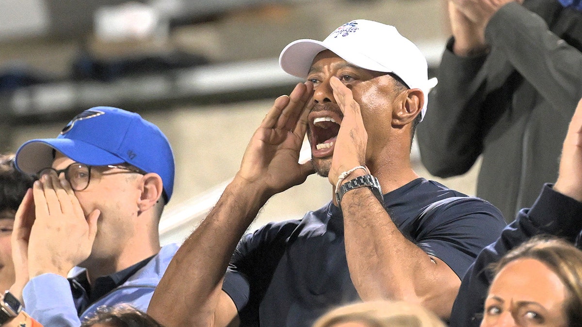 Tiger Woods schreeuwde in het voetbalspel van het meisje