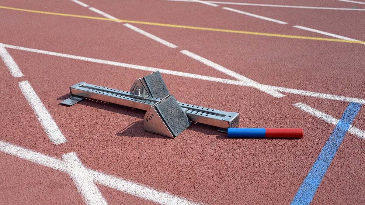 Batón y bloqueo de inicio en la pista