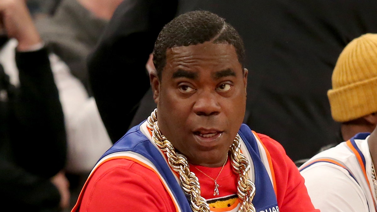 Tracy Morgan duduk di tepi lapangan