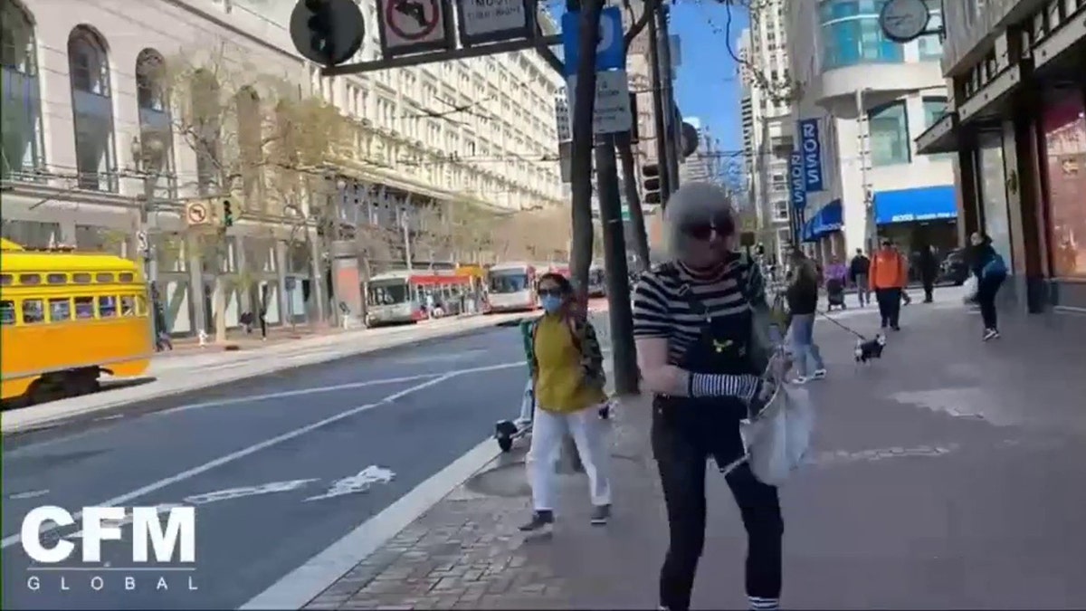 The transgender woman pulls the gun on the preacher of San Francisco Street