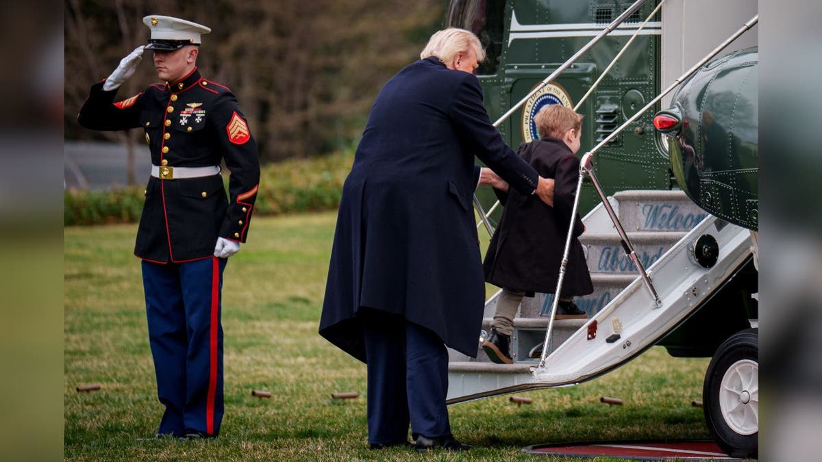 President Donald Trump lifts Elon Musk's son, "lil x," The steps of the Shanghai Army