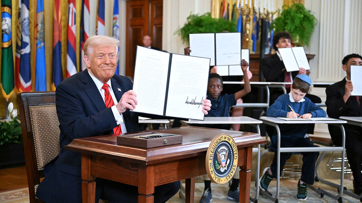 trump signs EO