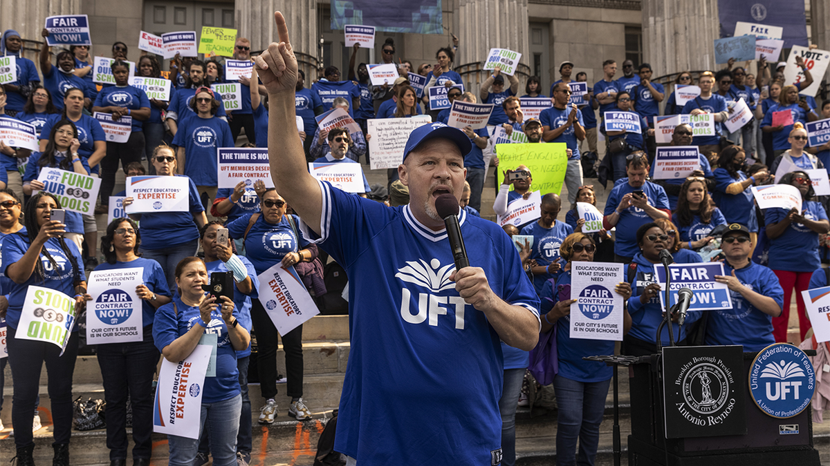 Michael Mulgrew, presidente de la Federación Unida de Profesores (UFT), durante una manifestación en favor de un convenio justo para los profesores de las escuelas públicas de la ciudad de Nueva York, en el distrito de Brooklyn, Nueva York (EE. UU.), el miércoles 24 de mayo de 2023. Los profesores de la ciudad de Nueva York se están manifestando este miércoles en los cinco distritos para exigir un convenio justo.