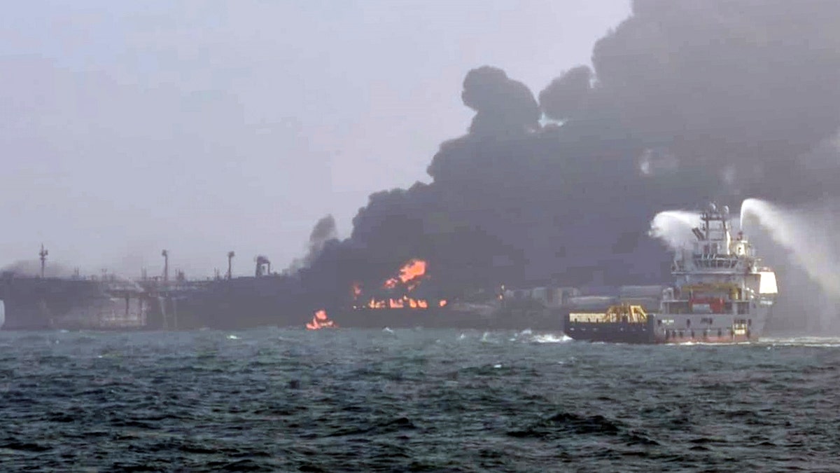 Fuego después de la colisión del barco cerca del Reino Unido