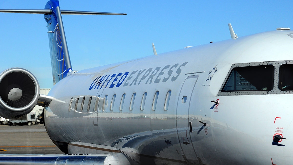 United Express CRJ-200