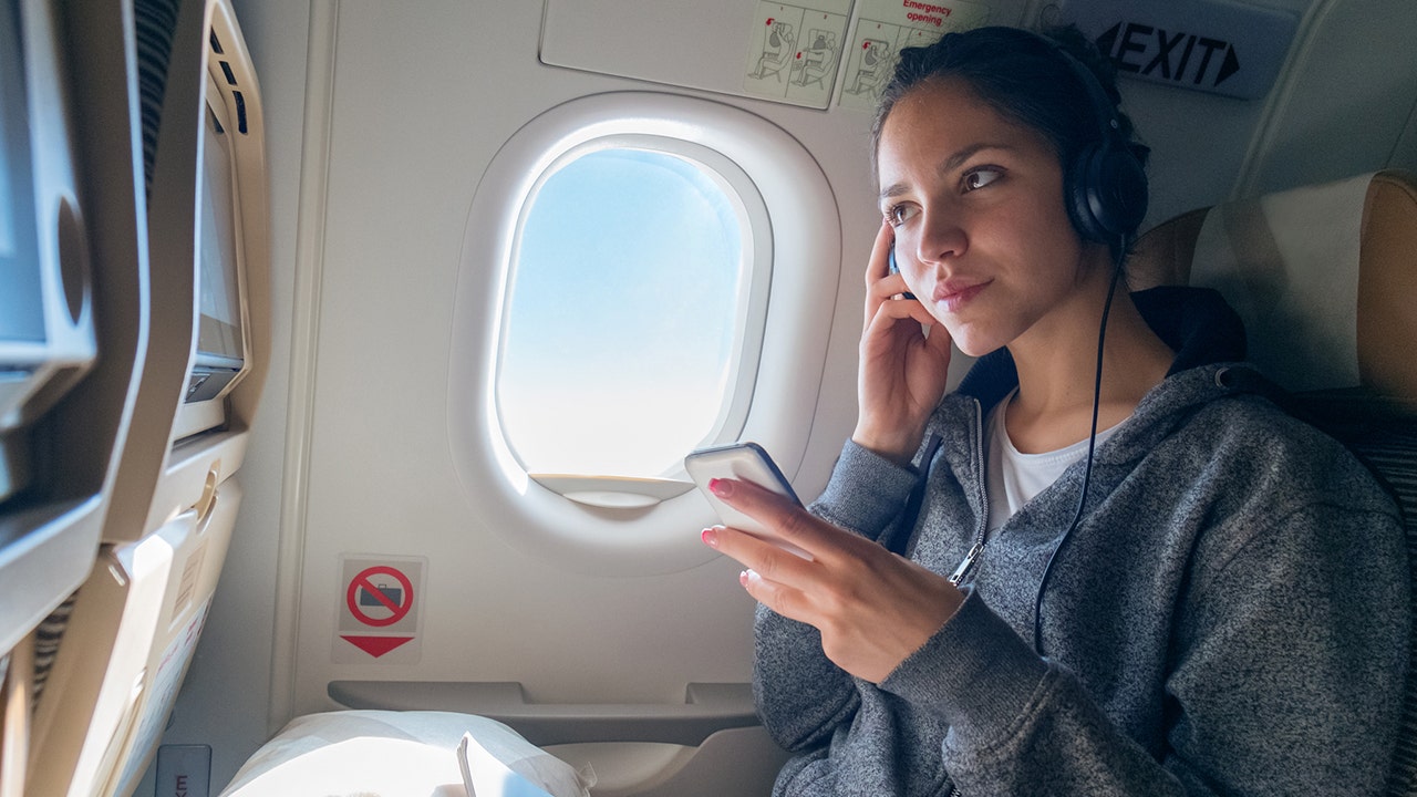 Flight passenger calls out flyers who don't use headphones. Social media  users react | Fox News