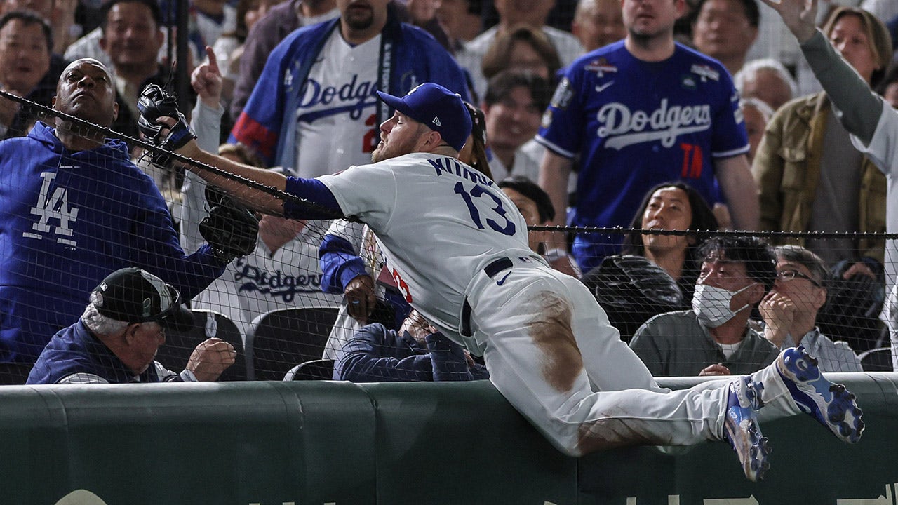 Dodgers' Max Muncy looks stunned as ex-NFL quarterback Rodney Peete snags  foul ball from the stands, image size:1280x720