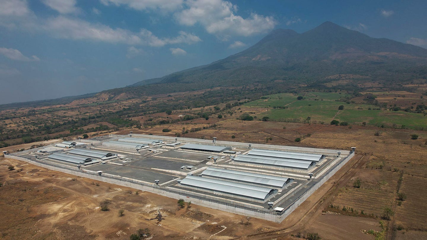 el salvador prison