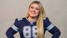 Kelly Clarkson takes subtle shot at Cowboys owner Jerry Jones