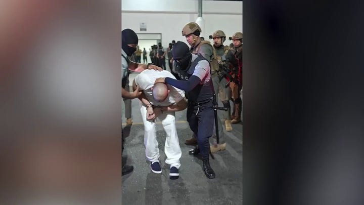 tren de aragua gang members sent from u.s. into el salvador video 2