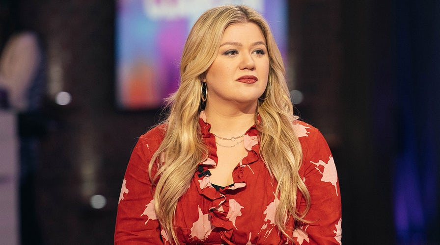 Kelly Clarkson reunites with American Idol judges