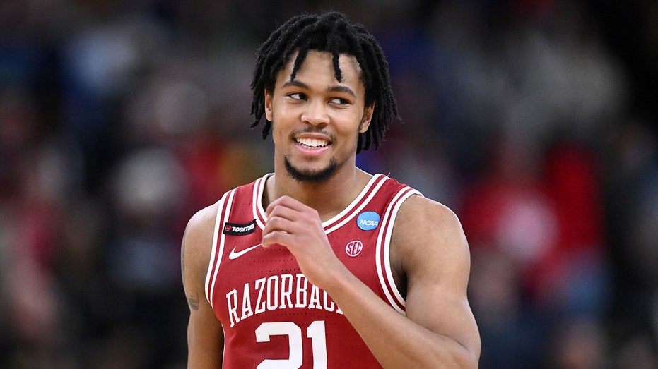 Arkansas Upsets St. John's 75-66, Advances to Sweet 16