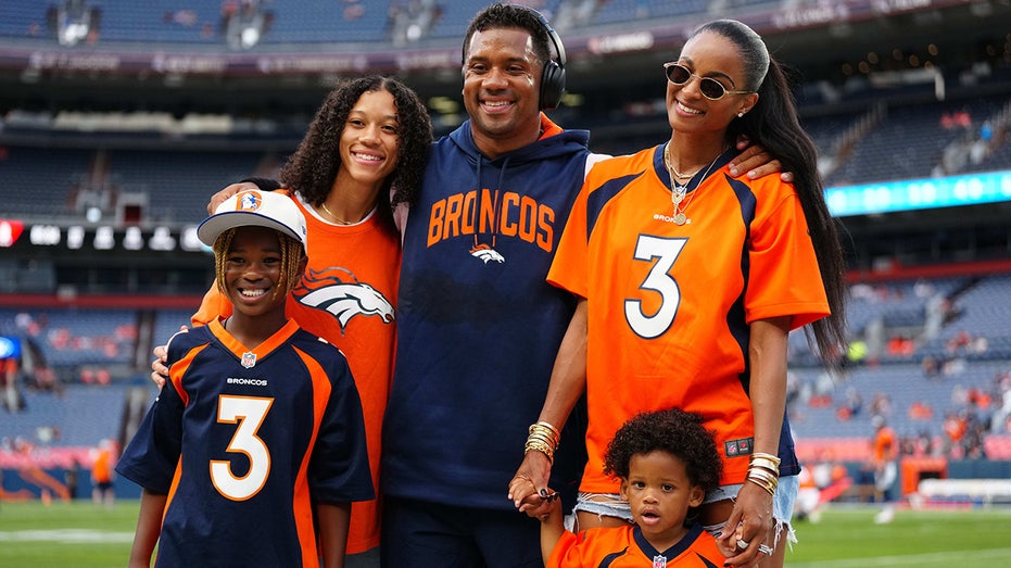 Ciara celebrates Russell Wilson's Giants deal with throwback picture: 'New York state of mind!'