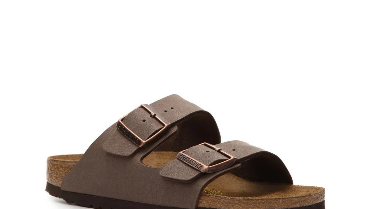 经典的伯肯斯托克(Birkenstock)是亚利桑那州的皮革胶带和周围的脚块,与脚的形状相对应。