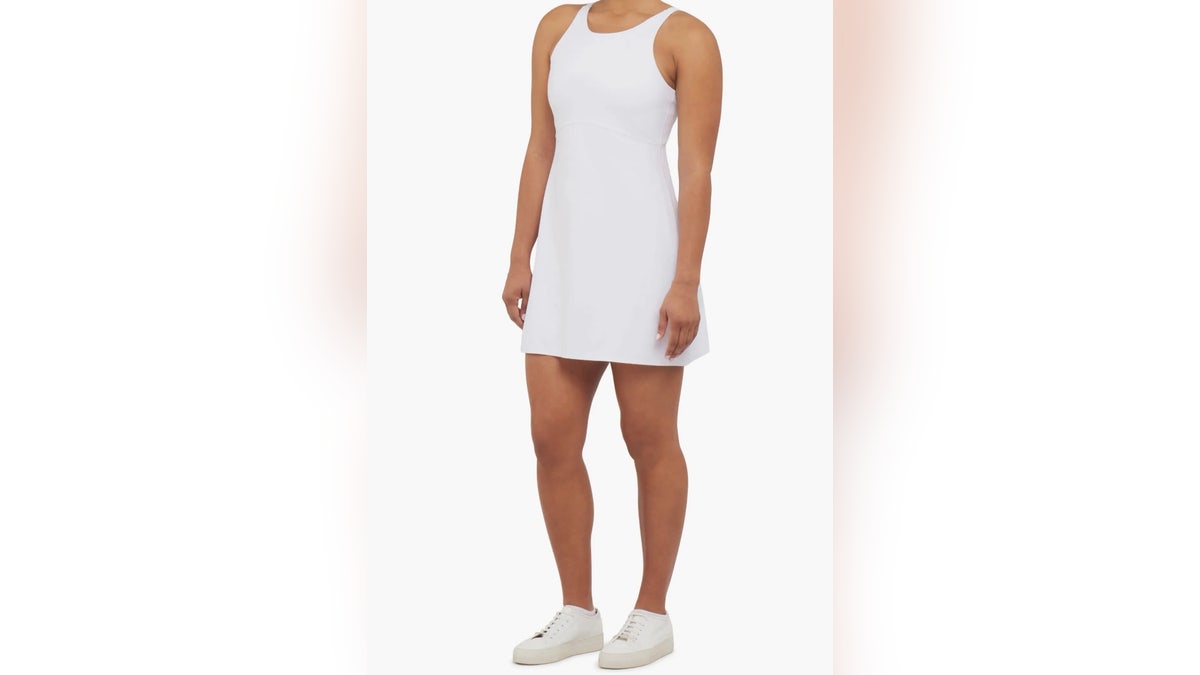 Spanxshape连衣裙具有悬崖和短裤,可提供有针对性的形成和支撑。