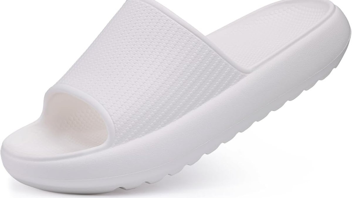 The Comwarm Cloud slides feature a thicker sole with ample arch support, as well as exceptional shock absorption and cushioning.