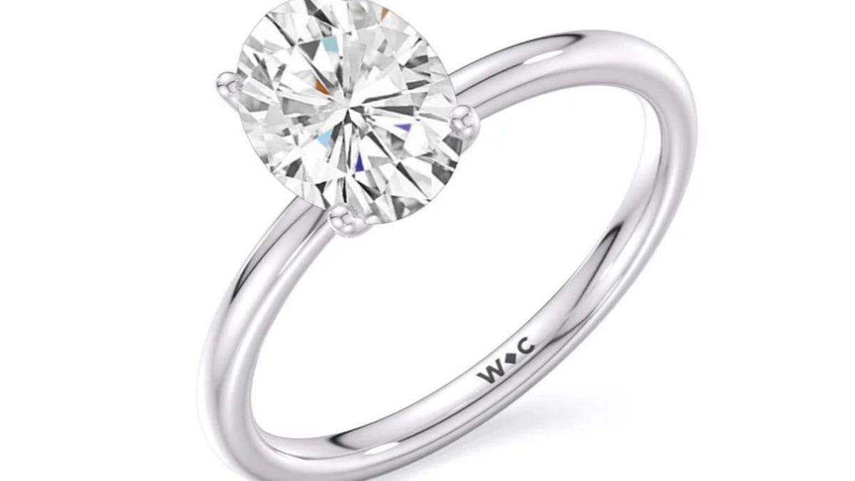 This classic solitaire setting features an oval-cut diamond that offers a modern twist on a timeless style. 