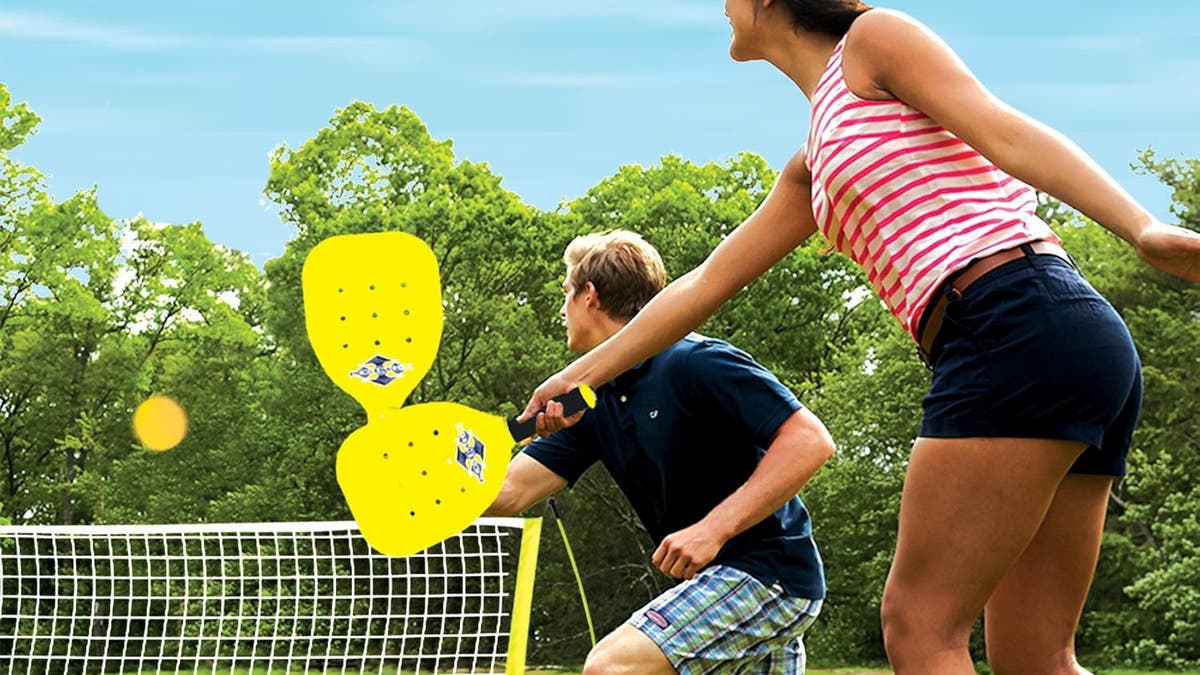 This comprehensive starter set includes two paddles, a pickleball and net.